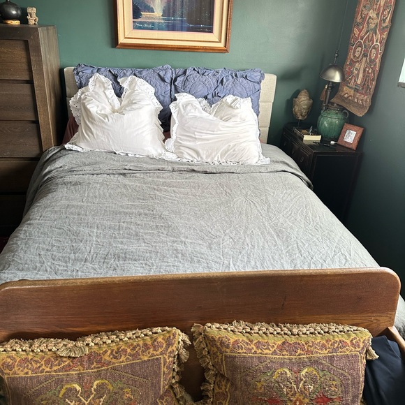 2 Anthropologie ‘Rivulets’ Ruffle Standard Pillow Shams in a dark Medallion Blue - Picture 5 of 16